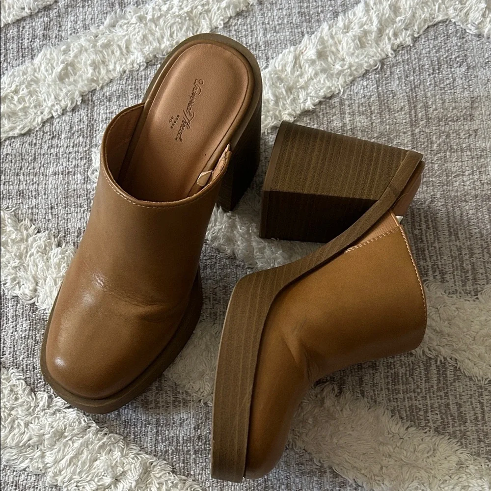 Universal Thread Tan Mules - Picture 4 of 4